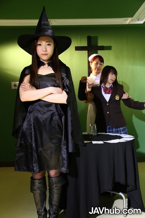 Japanese chicks practice the dark arts while wearing cosplay outfits | Фото 10