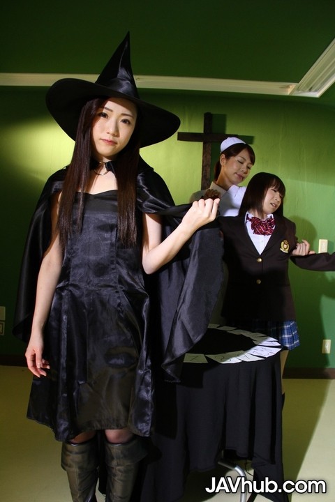 Japanese chicks practice the dark arts while wearing cosplay outfits | Фото 11