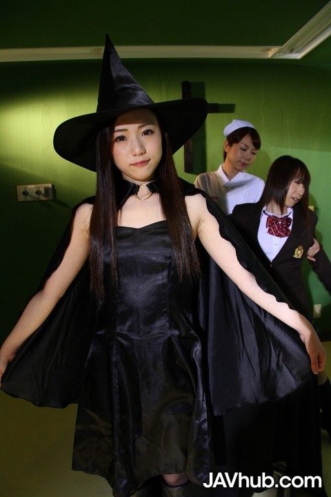 Japanese chicks practice the dark arts while wearing cosplay outfits | Фото 14