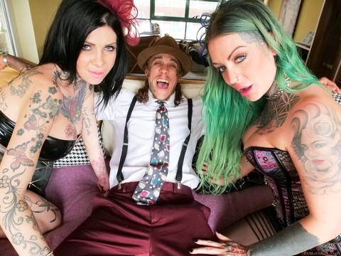 Tattooed girls Megan Inky and Phoenix Madina get ass fucked during a threesome | Фото 5