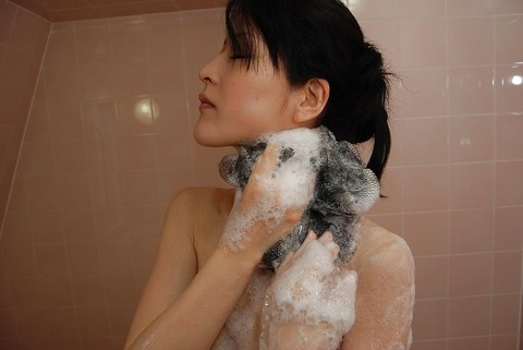 Graceful asian lady with hairy cooter Satomi Fujiki taking shower | Фото 3