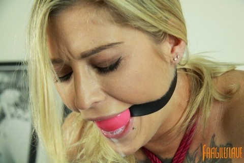 Tattooed blonde Kleio Valentien drools while riding a Sybian while ball gagged | Фото 7