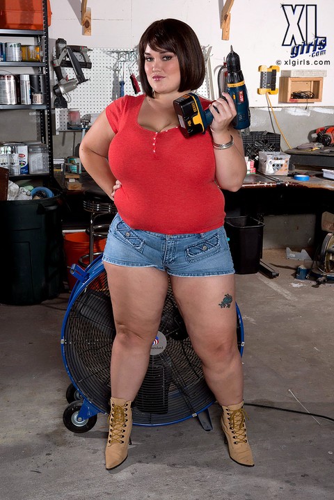 BBW Lisa Canon whips out her huge breasts in her man's tool shop | Фото 2