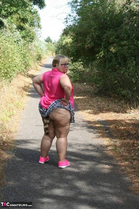 Amateur BBW Lexie Cummings wears raccoon tail butt plug during outdoor stroll | Фото 12