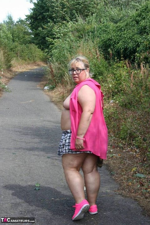 Amateur BBW Lexie Cummings wears raccoon tail butt plug during outdoor stroll | Фото 14