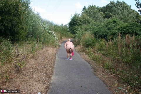 Amateur BBW Lexie Cummings wears raccoon tail butt plug during outdoor stroll | Фото 19