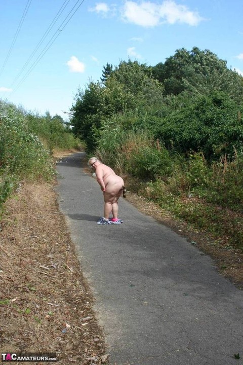 Amateur BBW Lexie Cummings wears raccoon tail butt plug during outdoor stroll | Фото 20