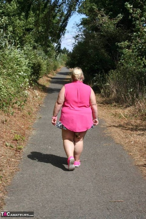 Amateur BBW Lexie Cummings wears raccoon tail butt plug during outdoor stroll | Фото 9