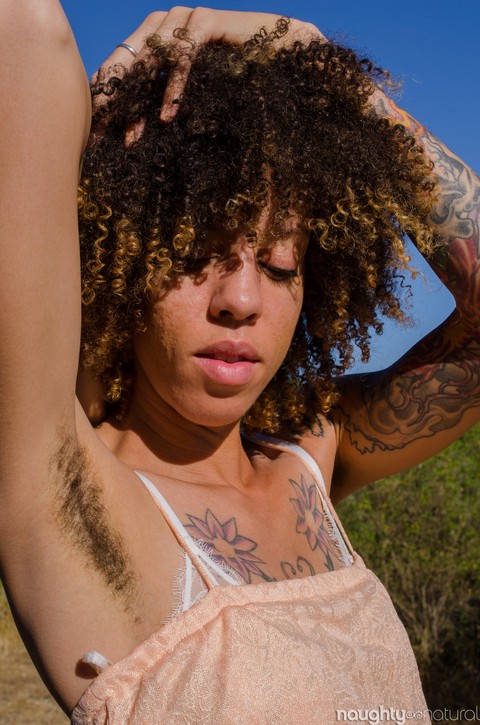 Exotic ebony Kendi Oh unveils her hairy tattooed body in nature | Фото 2