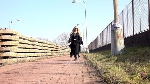 Blonde chick Lorena squats for a piss on a path in a leather coat and boots | Фото 2