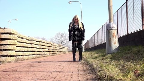 Blonde chick Lorena squats for a piss on a path in a leather coat and boots | Фото 3