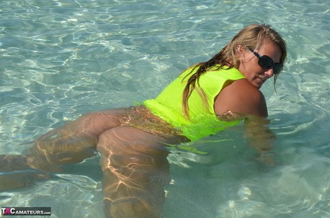 Middle-aged blonde Sweet Susi exposes her ass and pussy while in the ocean | Фото 9