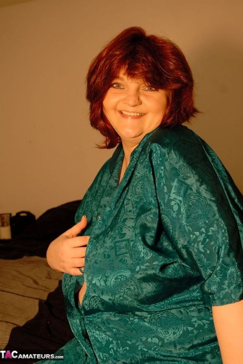 Mature BBW with red hair fondles her massive boobs as she gets undressed | Фото 4