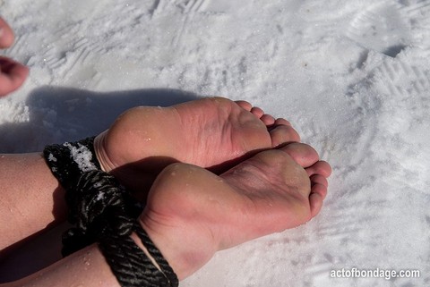 Brunette BBW rids ball gag and ropes while posing nude and barefoot in snow | Фото 7