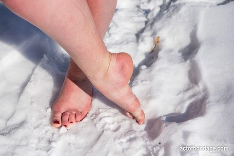 Brunette BBW rids ball gag and ropes while posing nude and barefoot in snow | Фото 8