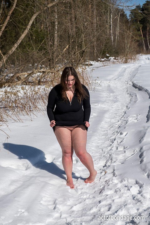 Brunette BBW rids ball gag and ropes while posing nude and barefoot in snow | Фото 9