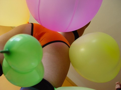 Amateur model exposes her tight slit while playing with balloons | Фото 12