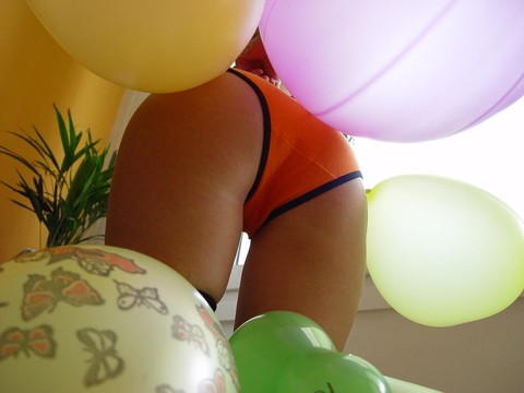 Amateur model exposes her tight slit while playing with balloons | Фото 16