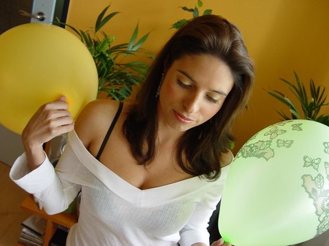 Amateur model exposes her tight slit while playing with balloons | Фото 2