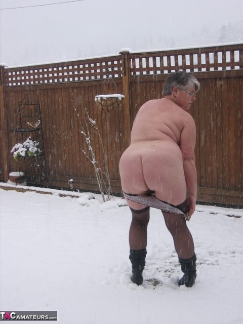 Naughty granny Girdle Goddess strips to her stockings and boots while it snows | Фото 18