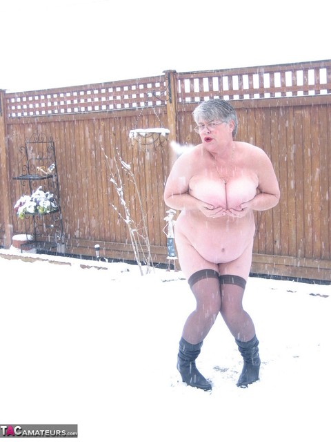 Naughty granny Girdle Goddess strips to her stockings and boots while it snows | Фото 20