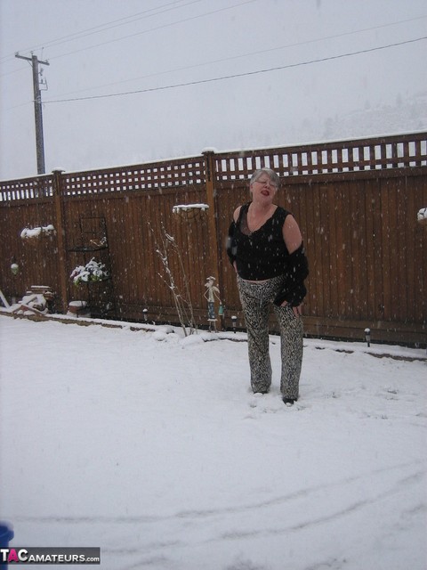 Naughty granny Girdle Goddess strips to her stockings and boots while it snows | Фото 3