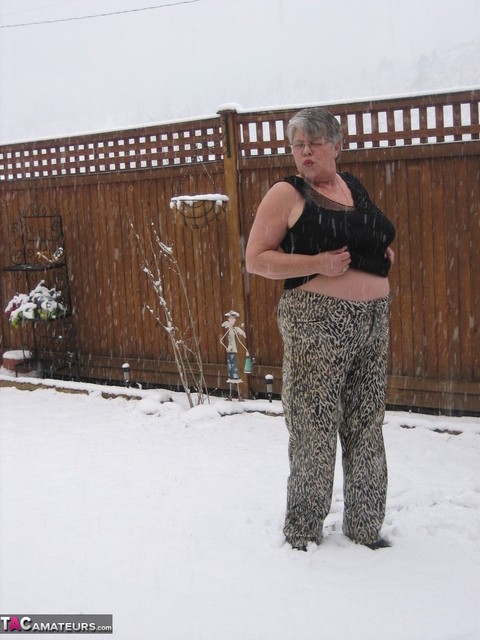 Naughty granny Girdle Goddess strips to her stockings and boots while it snows | Фото 5