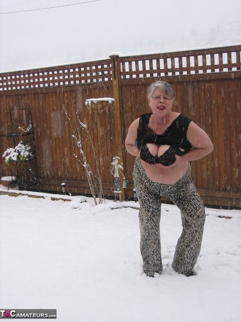 Naughty granny Girdle Goddess strips to her stockings and boots while it snows | Фото 6