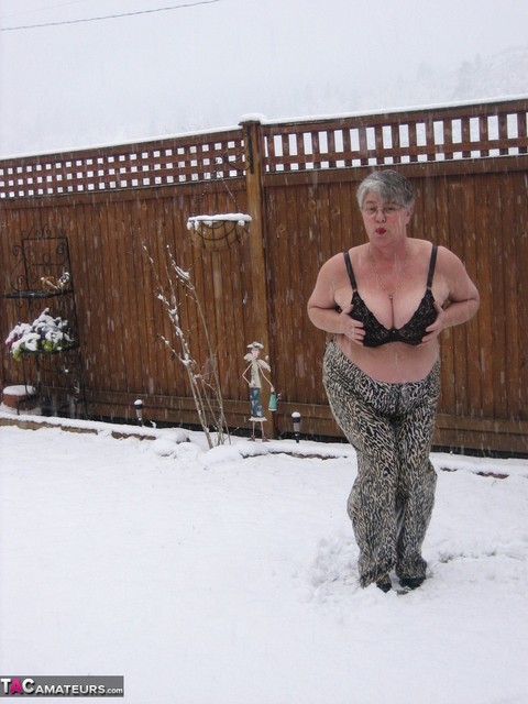 Naughty granny Girdle Goddess strips to her stockings and boots while it snows | Фото 8