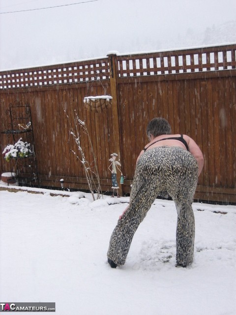 Naughty granny Girdle Goddess strips to her stockings and boots while it snows | Фото 9