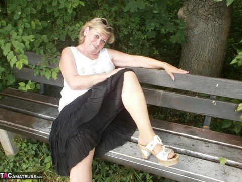 Mature amateur whore Caro masturbating on the bench in the woods | Фото 4