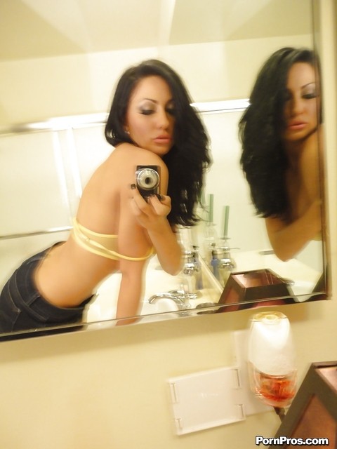 Brunette slut Tiffany Brookes taking mirror self shots while undressing | Фото 6