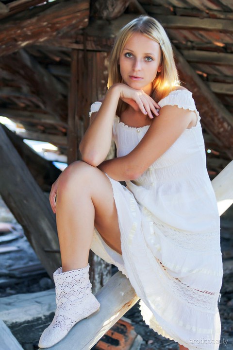 Young blonde Ilona D gets naked in a rustic setting with her boots on | Фото 5