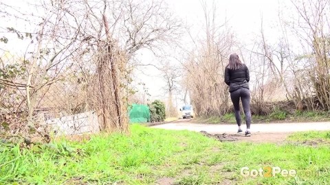 Solo girl Victoria Daniels squats to take a piss before crossing a footbridge | Фото 15