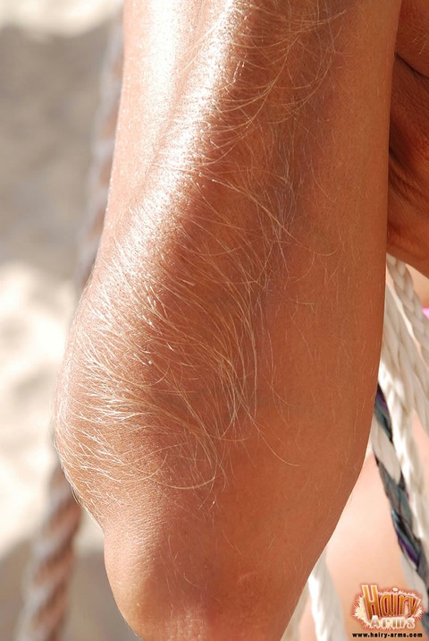 Amateur model Lori Anderson shows her hairy arms in a bikini and sunglasses | Фото 3