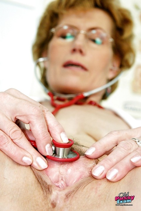 Mature nurse in uniform spreading her legs and toying her hairy bush | Фото 5