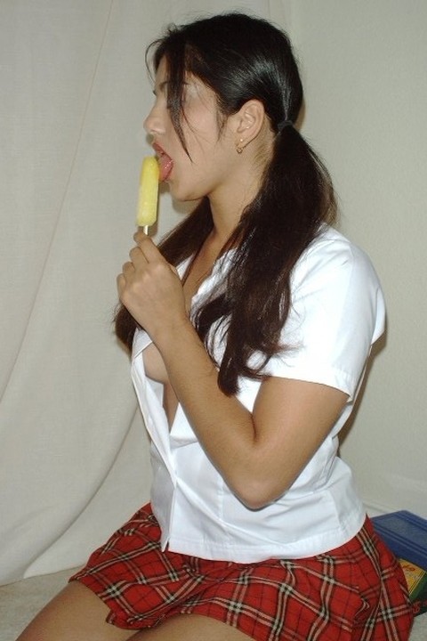 Pigtailed Indian honey Sunny Leone rubs her twat while eating a popsicle | Фото 4