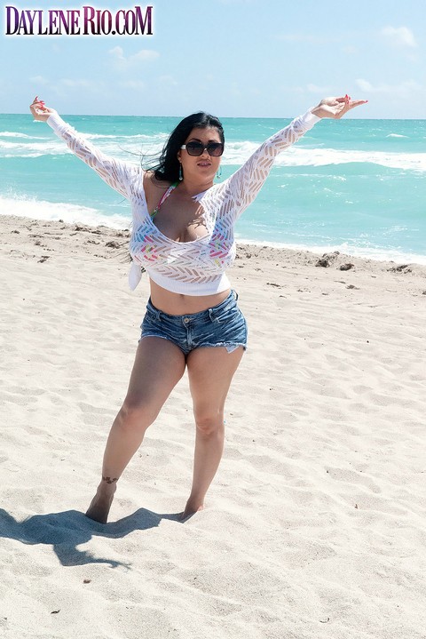 Mature fatty Daylene Rio frees big saggy tits to catch some rays at the beach | Фото 9