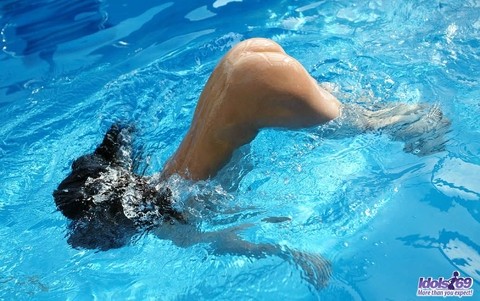 Japanese model Kana skinny dips in the pool during a series of candid shots | Фото 4