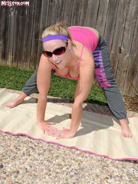 Blonde chick Dee Siren frees her huge ass from yoga pants outdoors on yoga mat | Фото 2