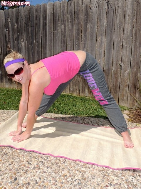 Blonde chick Dee Siren frees her huge ass from yoga pants outdoors on yoga mat | Фото 3