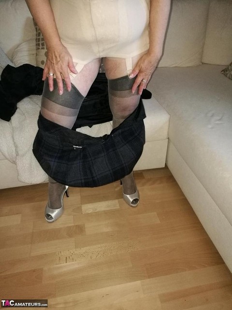 Old granny dildos her pussy in sheer nylons and garter ensemble | Фото 12