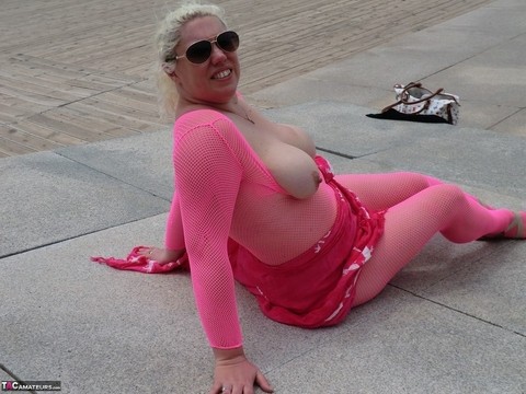 Aged lady Barby looses her big tits from a crotchless bodystocking by the sea | Фото 14