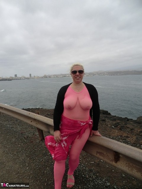 Aged lady Barby looses her big tits from a crotchless bodystocking by the sea | Фото 2