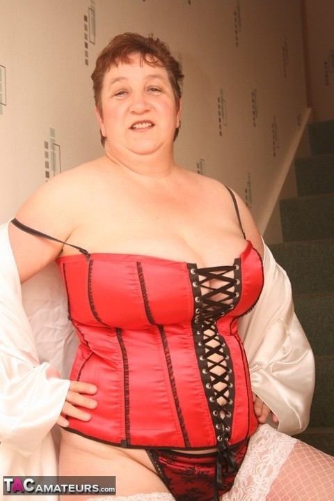 Overweight mature redhead Kinky Carol looses her large boobs from a corset | Фото 7