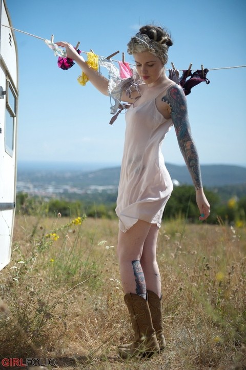 Tattooed girl Anna Quinn slips off sheer nightie with her underwear on a line | Фото 7