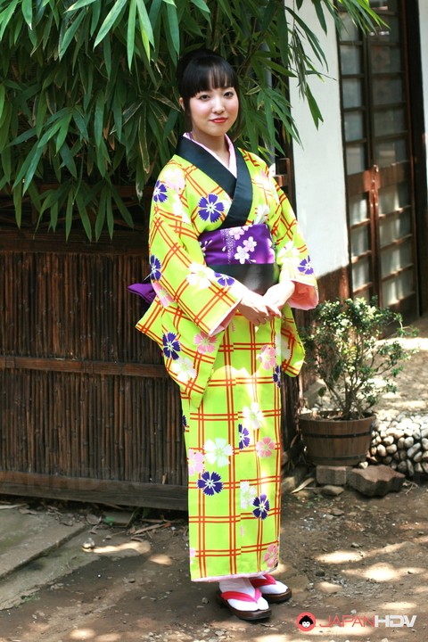 Sweet Japanese girl hikes her kimono && spreads to display her hairy pussy | Фото 1