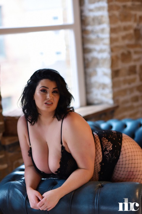 Fat model Kiki strips her bra, shows her boobs and poses in her fishnet tights | Фото 12