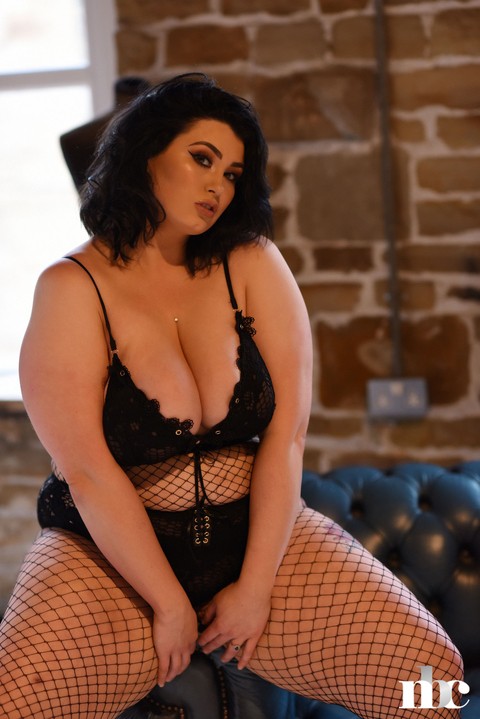 Fat model Kiki strips her bra, shows her boobs and poses in her fishnet tights | Фото 7