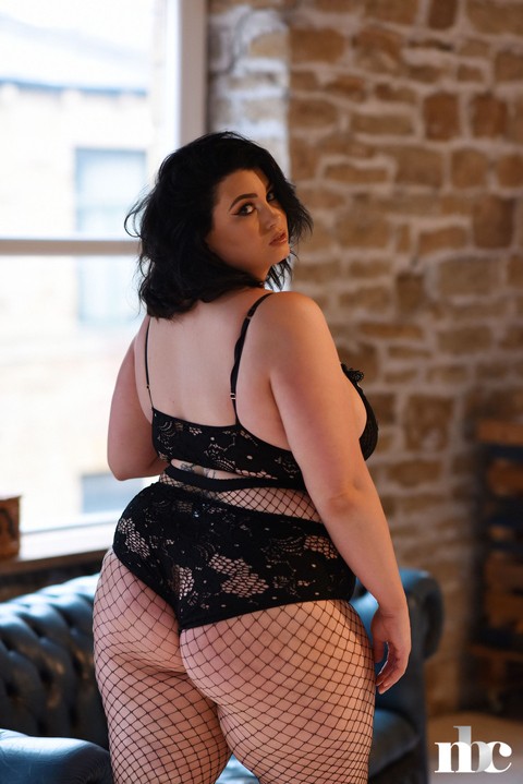 Fat model Kiki strips her bra, shows her boobs and poses in her fishnet tights | Фото 8